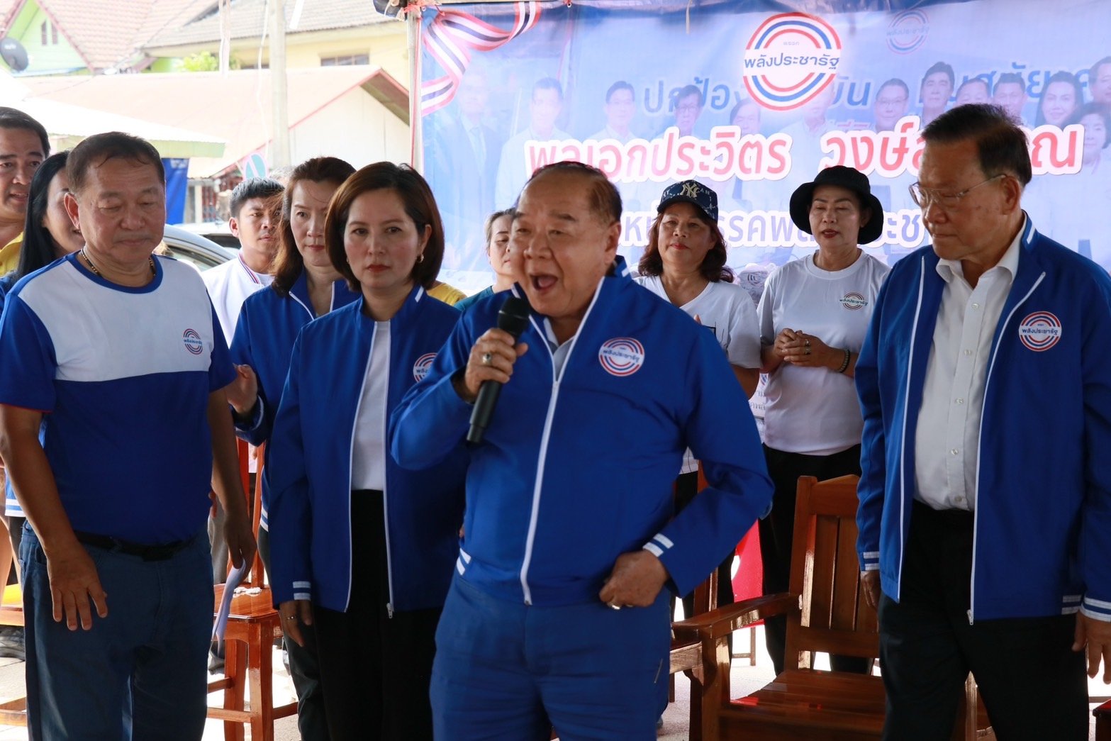 ลุงป้อม มาแล้ว! ช่วยซับน้ำตาชาวหนองคาย มอบถุงยังชีพ 3 พันชุดบรรเทาทุกข์