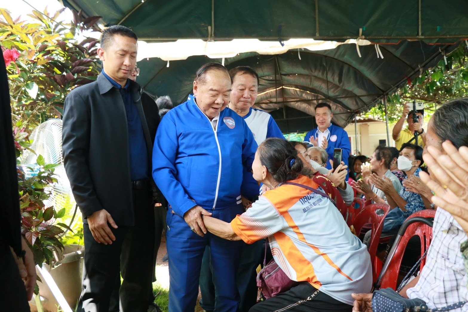 ลุงป้อม มาแล้ว! ช่วยซับน้ำตาชาวหนองคาย มอบถุงยังชีพ 3 พันชุดบรรเทาทุกข์