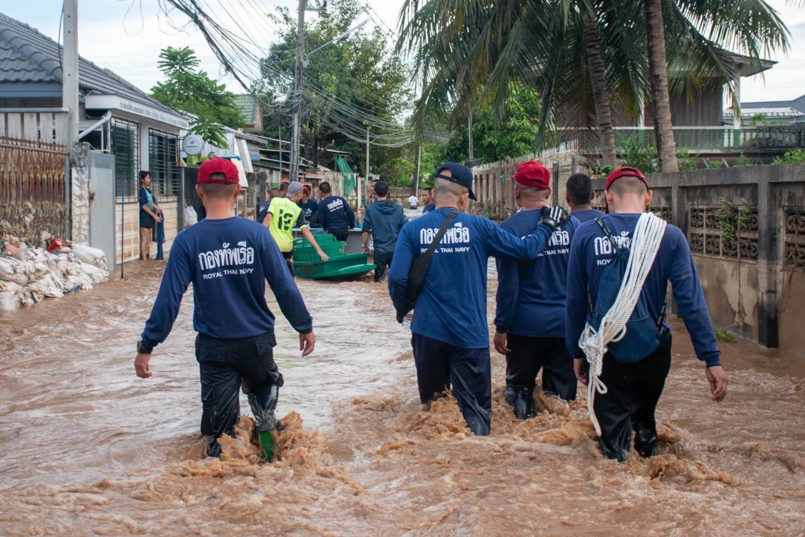 เรือไปไม่ได้ แต่ รถสะเทินน้ำสะเทินบกไปได้ ส่งเสบียง-ขนคนน้ำท่วมเชียงราย   