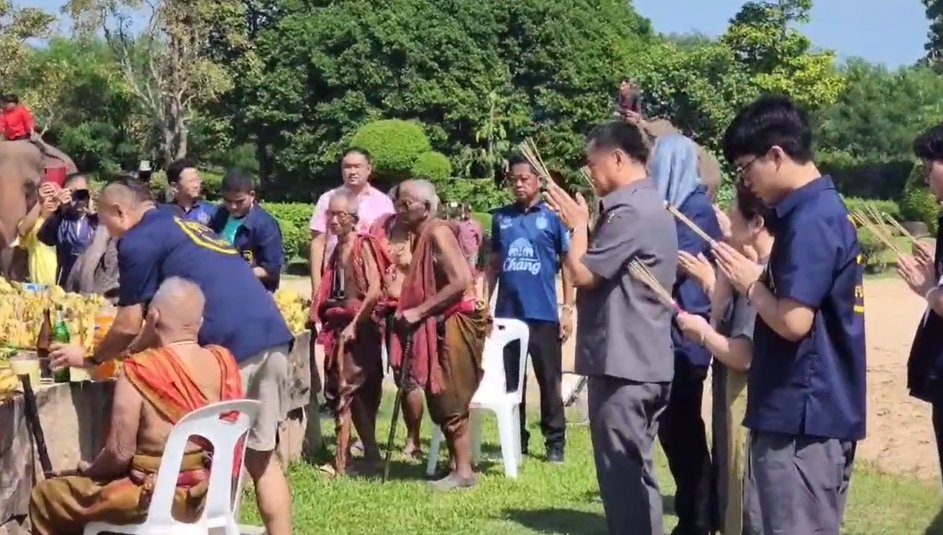 คึกคัก! เนวิน จัดพิธีทำบุญวันเกิดครบ 66 ปี ผูกข้อมือ อนุทิน ให้เป็นนายกฯ