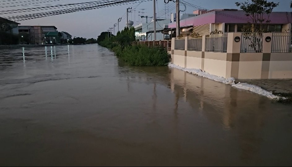 น้ำมาแล้ว! เอ่อท่วมหน้า โรงพยาบาลสุโขทัย ผอ.สั่งเตรียมแผนรับมือน้ำท่วม