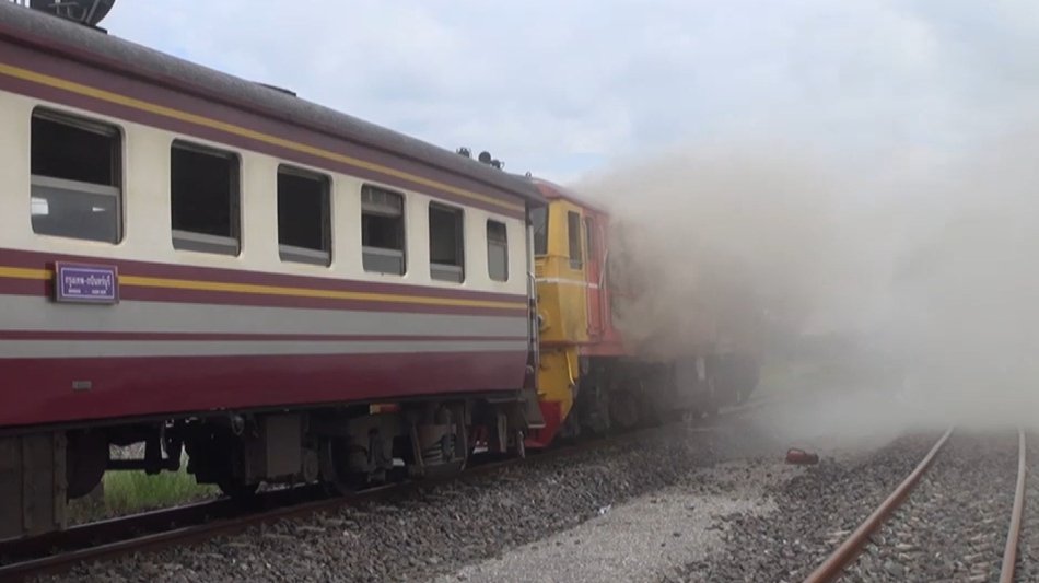 ผู้โดยสารวิ่งหนีตายระทึก ไฟไหม้หัวรถจักรรถไฟวอด   