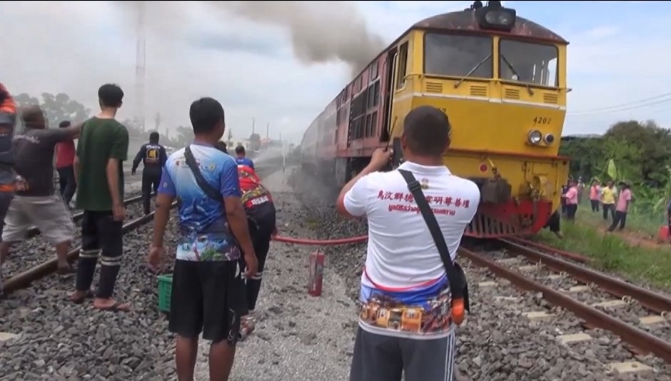 ผู้โดยสารวิ่งหนีตายระทึก ไฟไหม้หัวรถจักรรถไฟวอด   