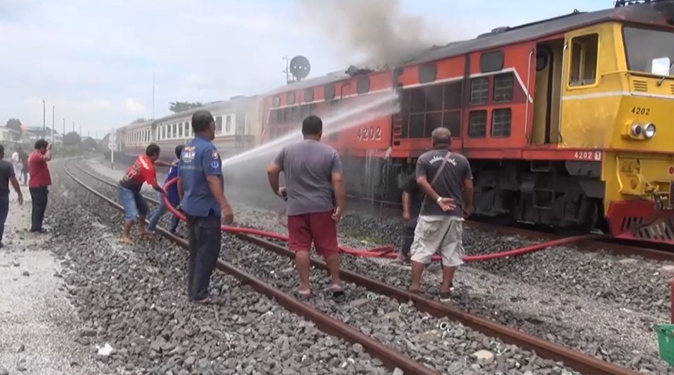 ผู้โดยสารวิ่งหนีตายระทึก ไฟไหม้หัวรถจักรรถไฟวอด   