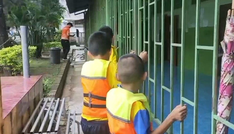 เตรียมพร้อม! ครูลำปางนำนักเรียนเกือบ 100 คน ซ้อมแผนอพยพหนีน้ำป่า