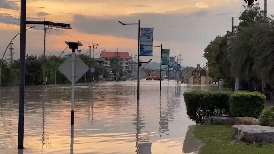 ระยองอ่วม ฝนกระหน่ำซ้ำน้ำทะเลหนุนท่วมครึ่งเอว