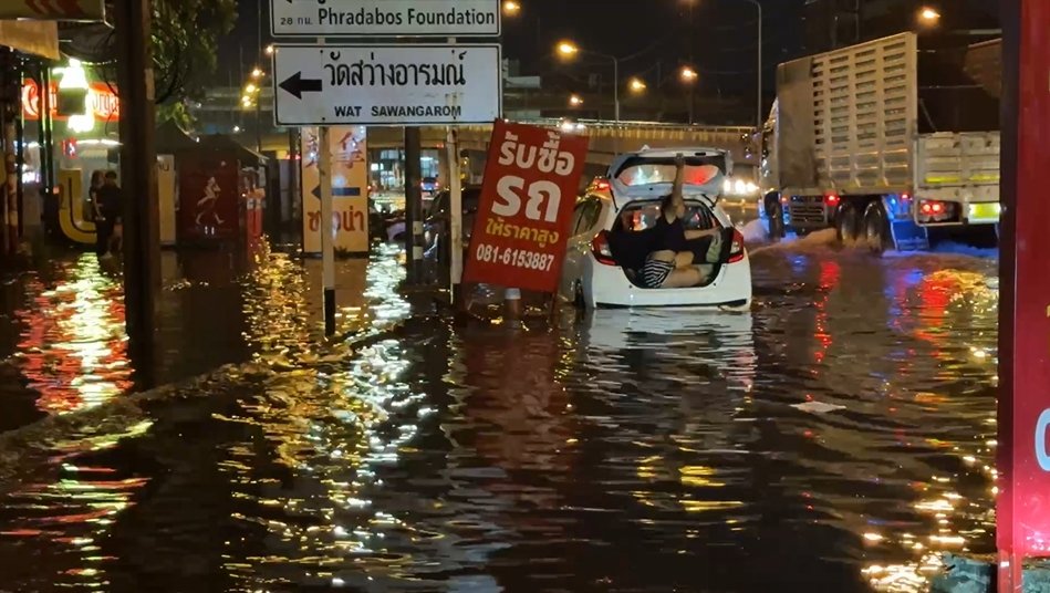 ฝนถล่มหนัก น้ำท่วม งานพระสมุทรเจดีย์อ่วมกลางดึก