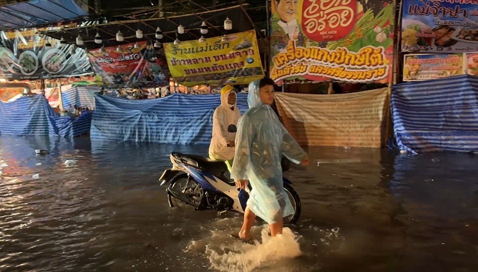 ฝนถล่มหนัก น้ำท่วม งานพระสมุทรเจดีย์อ่วมกลางดึก