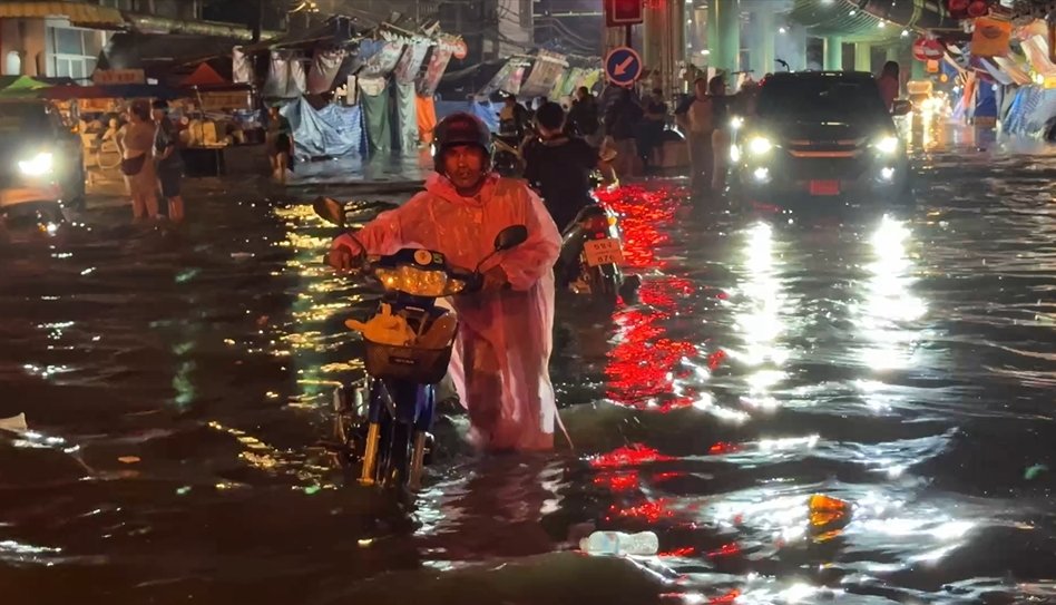 ฝนถล่มหนัก น้ำท่วม งานพระสมุทรเจดีย์อ่วมกลางดึก