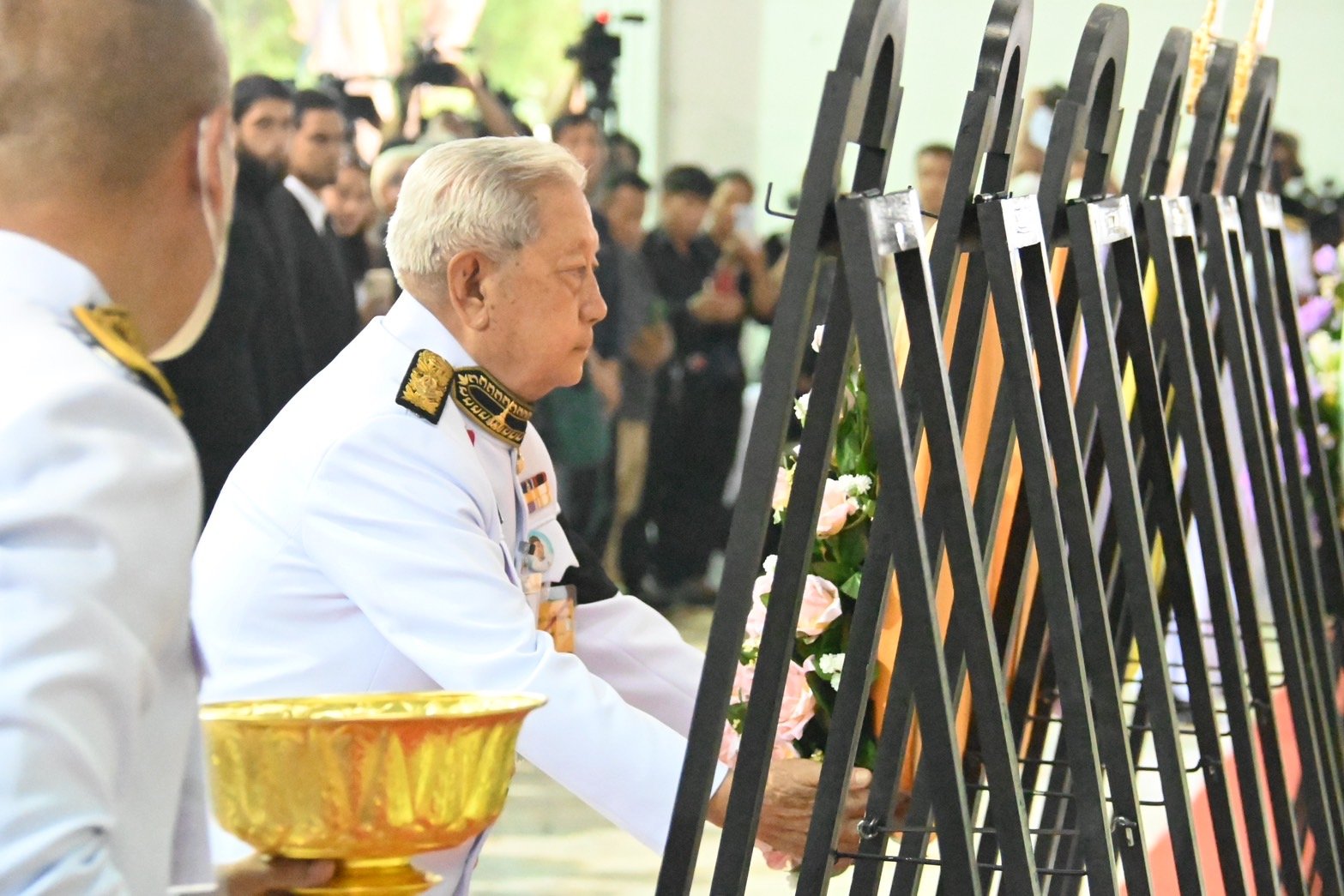 ประธานองคมนตรี เป็นประธานพระราชทานน้ำหลวงอาบศพ เชิญพวงมาลาพระราชทาน