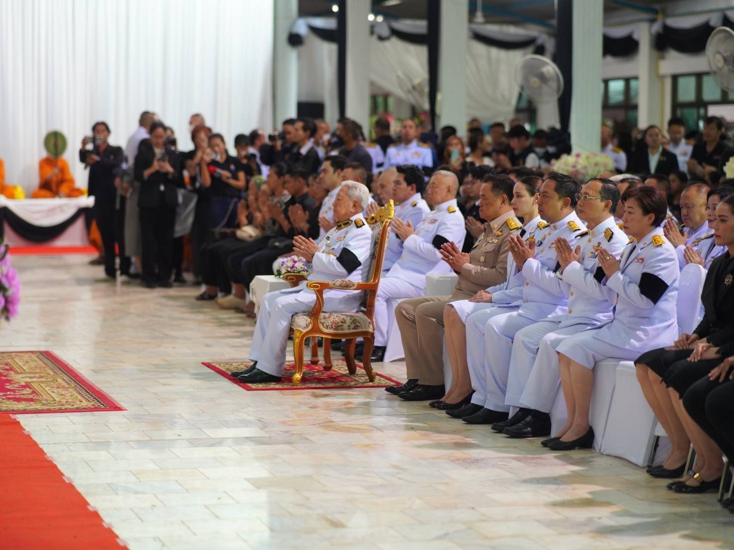 ประธานองคมนตรี เป็นประธานพระราชทานน้ำหลวงอาบศพ เชิญพวงมาลาพระราชทาน