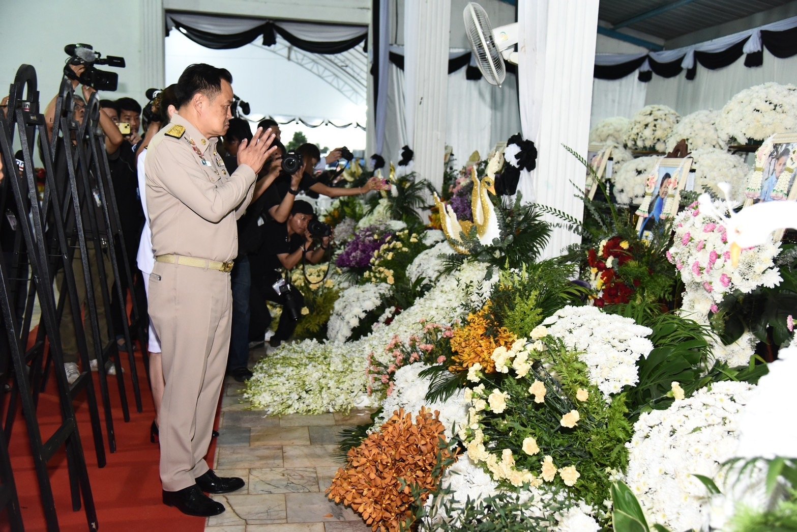 ประธานองคมนตรี เป็นประธานพระราชทานน้ำหลวงอาบศพ เชิญพวงมาลาพระราชทาน