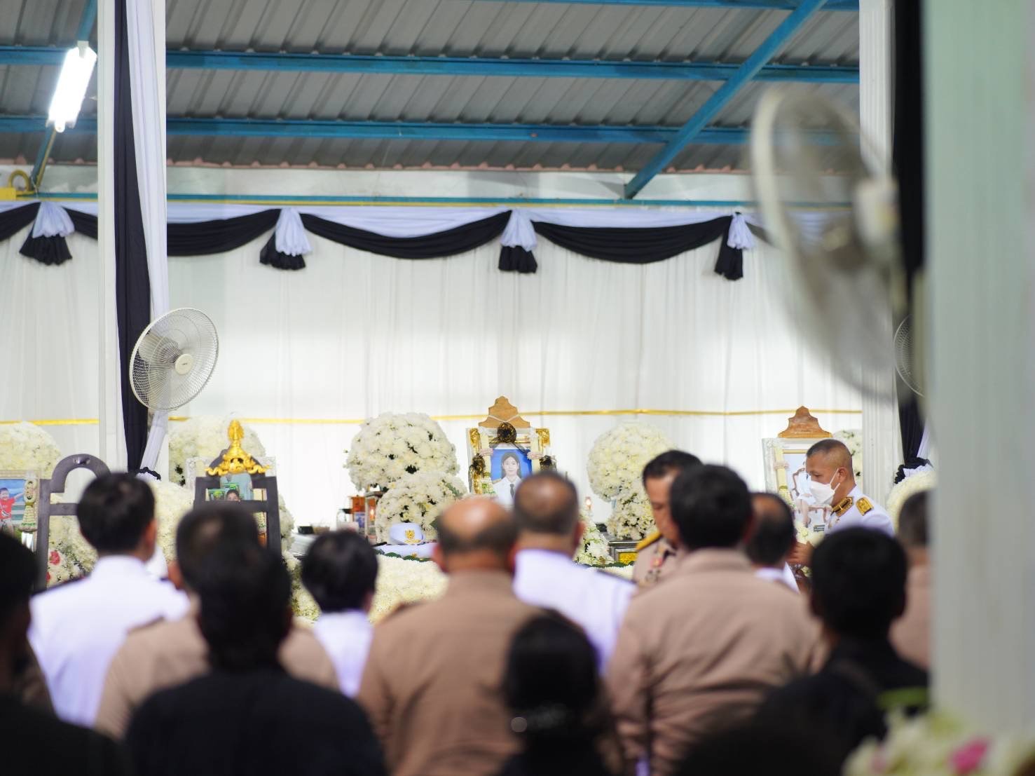 ประธานองคมนตรี เป็นประธานพระราชทานน้ำหลวงอาบศพ เชิญพวงมาลาพระราชทาน