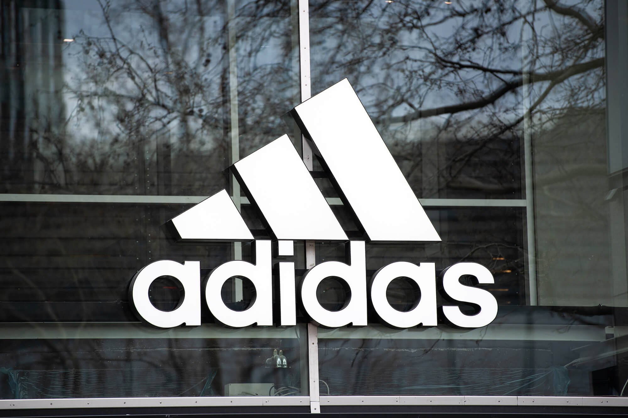 Adidas ขาดทุนครั้งแรกในรอบ 30 ปี ตลาดอเมริกาดิ่ง ยอดขายหดตัว