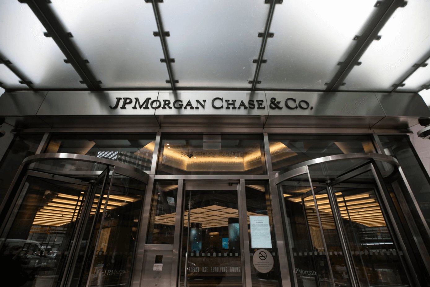 JPMorgan ถูกปรับเงินเกือบ 1.25 หมื่นล้านบาท เหตุละเลยการการซื้อขายหุ้น