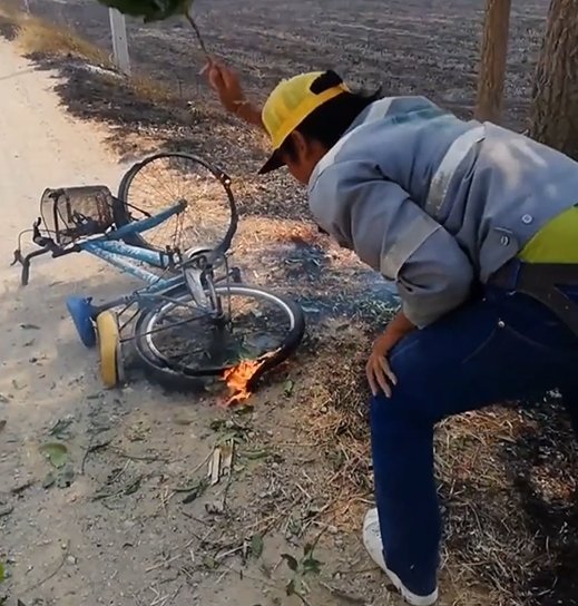 รถจักรยานชาวบ้านถูกไฟไหม้