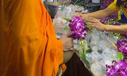 ไลฟ์สดใส่บาตร