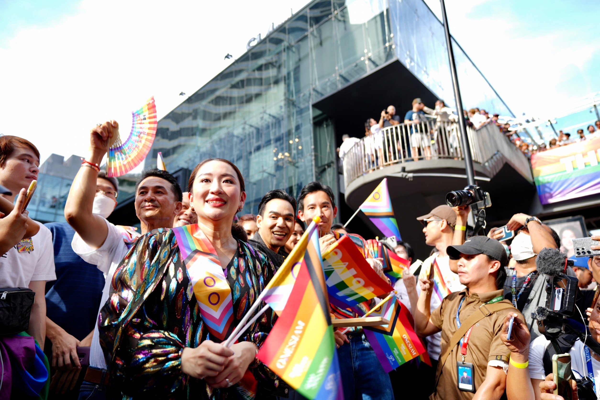 Bangkok pride คึกคัก "พิธา อุ๊งอิ๊ง" ยืนคู่ร่วมทักทายขบวนพาเหรด