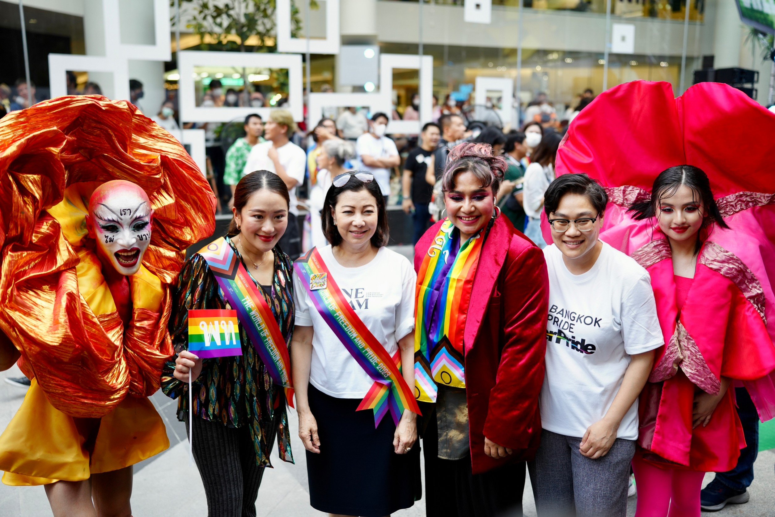 Bangkok pride คึกคัก "พิธา อุ๊งอิ๊ง" ยืนคู่ร่วมทักทายขบวนพาเหรด