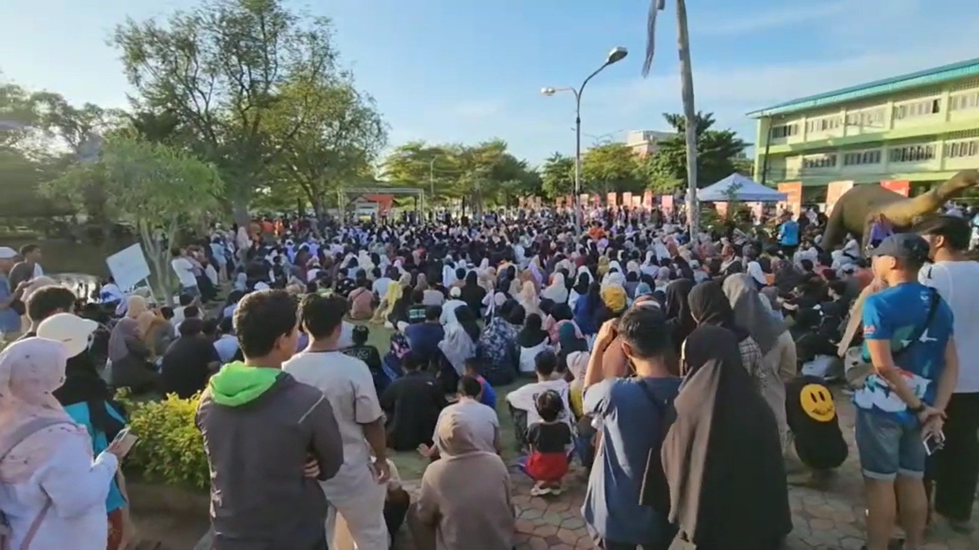 “ธนาธร” ลุยชายแดนใต้ ขึ้นเวทีปราศรัย จ.ยะลา ชูนโยบายพรรคเชื่อมั่นคนรุ่นใหม่