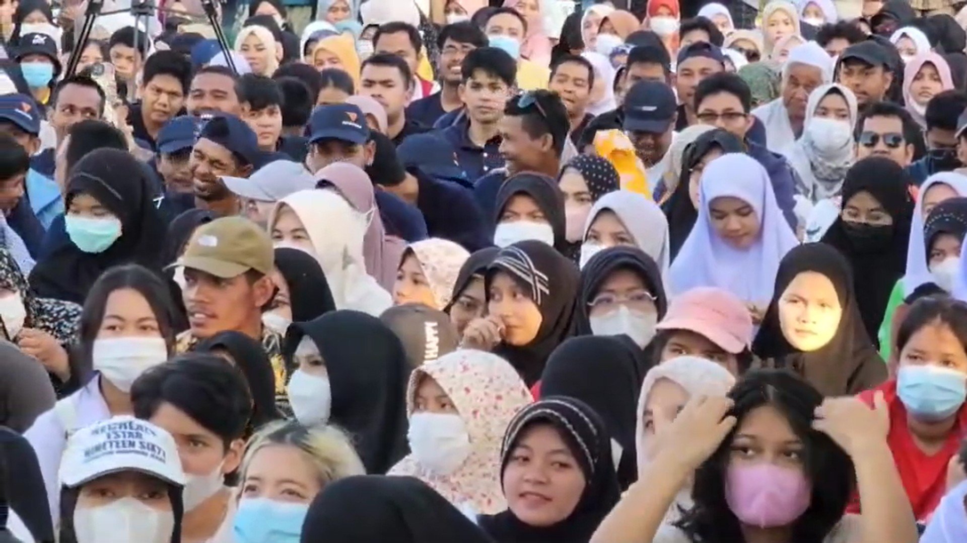 “ธนาธร” ลุยชายแดนใต้ ขึ้นเวทีปราศรัย จ.ยะลา ชูนโยบายพรรคเชื่อมั่นคนรุ่นใหม่