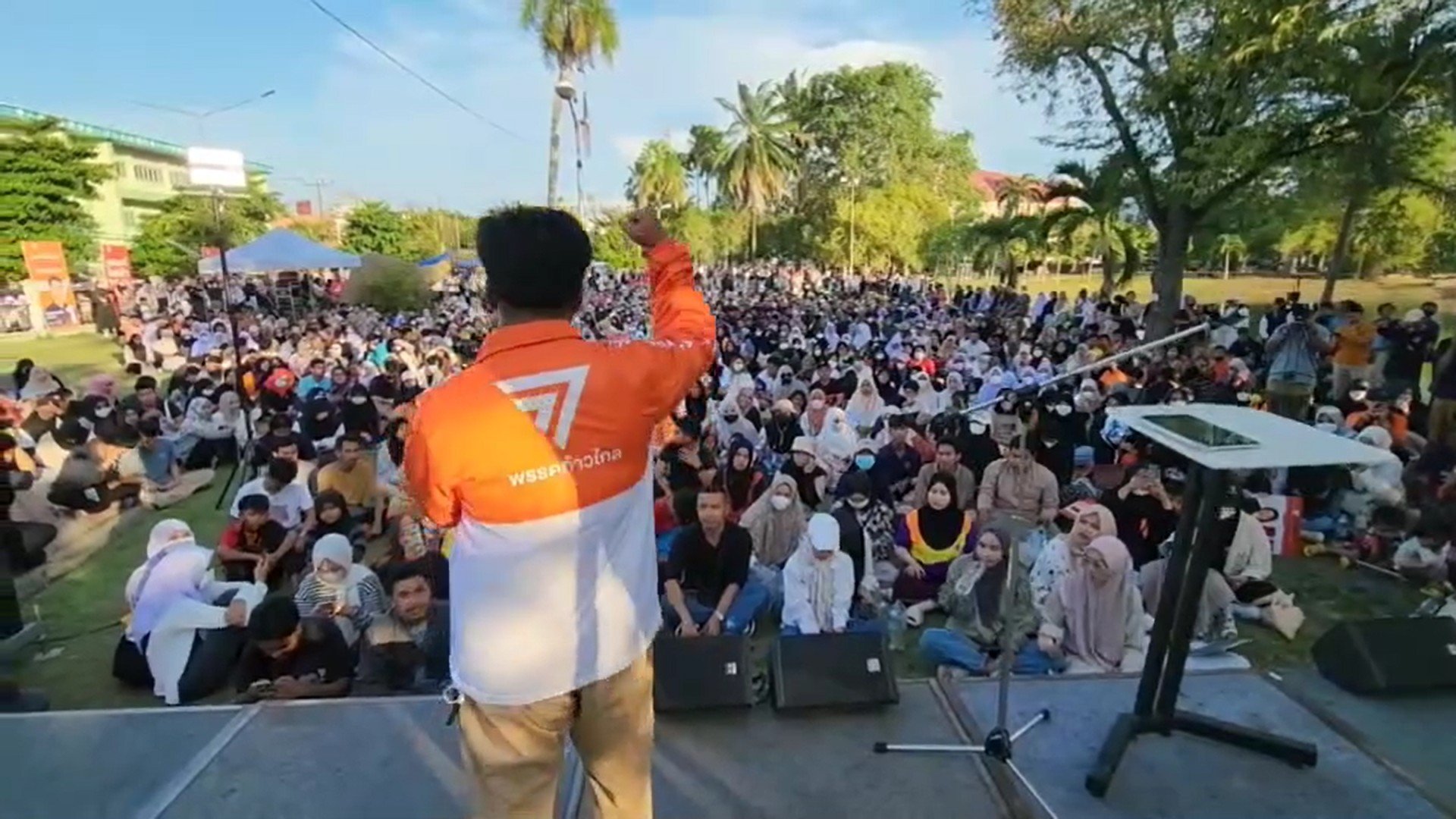 “ธนาธร” ลุยชายแดนใต้ ขึ้นเวทีปราศรัย จ.ยะลา ชูนโยบายพรรคเชื่อมั่นคนรุ่นใหม่