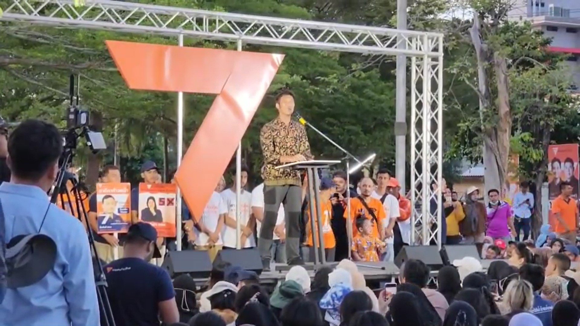 “ธนาธร” ลุยชายแดนใต้ ขึ้นเวทีปราศรัย จ.ยะลา ชูนโยบายพรรคเชื่อมั่นคนรุ่นใหม่
