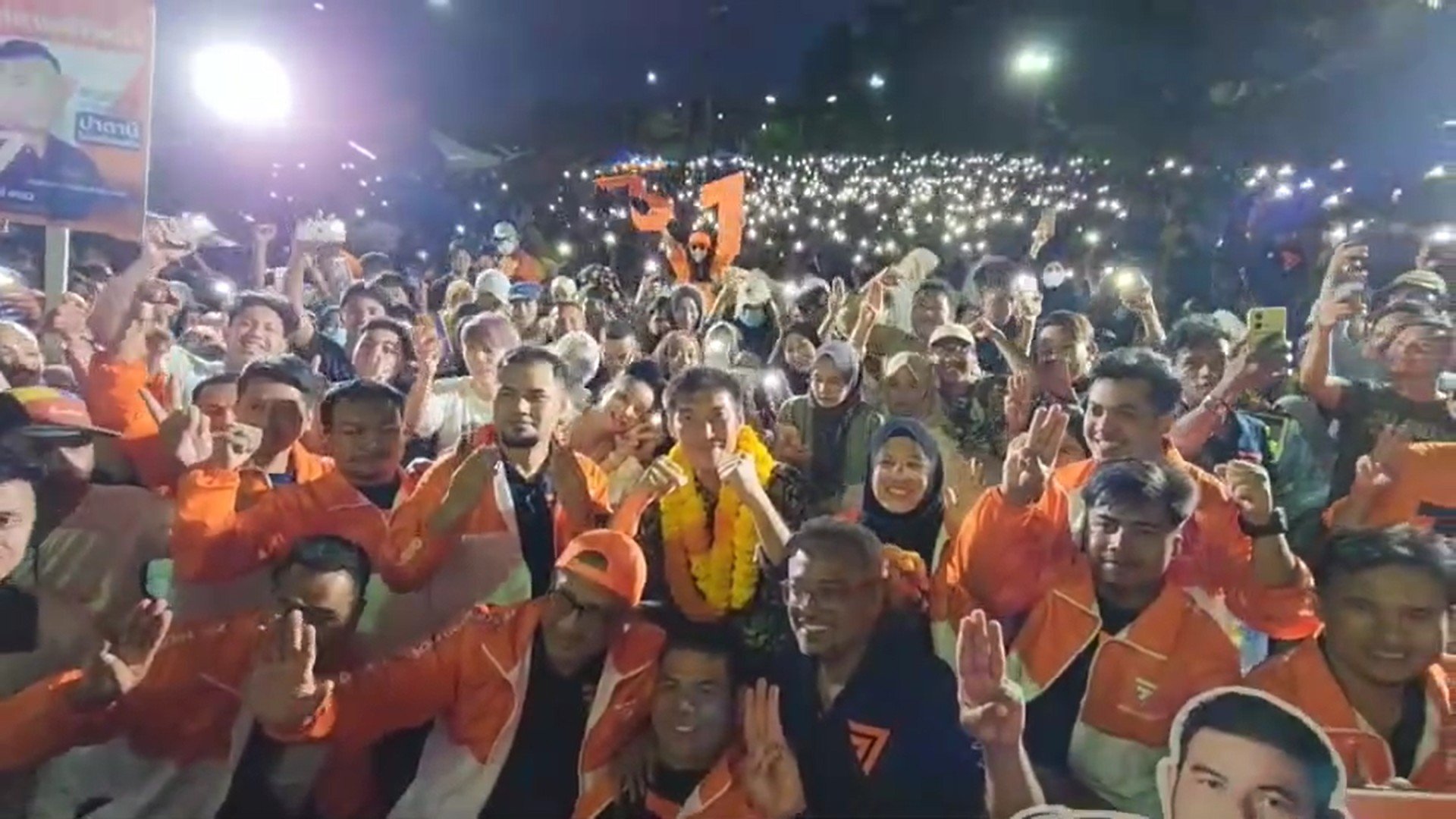 “ธนาธร” ลุยชายแดนใต้ ขึ้นเวทีปราศรัย จ.ยะลา ชูนโยบายพรรคเชื่อมั่นคนรุ่นใหม่