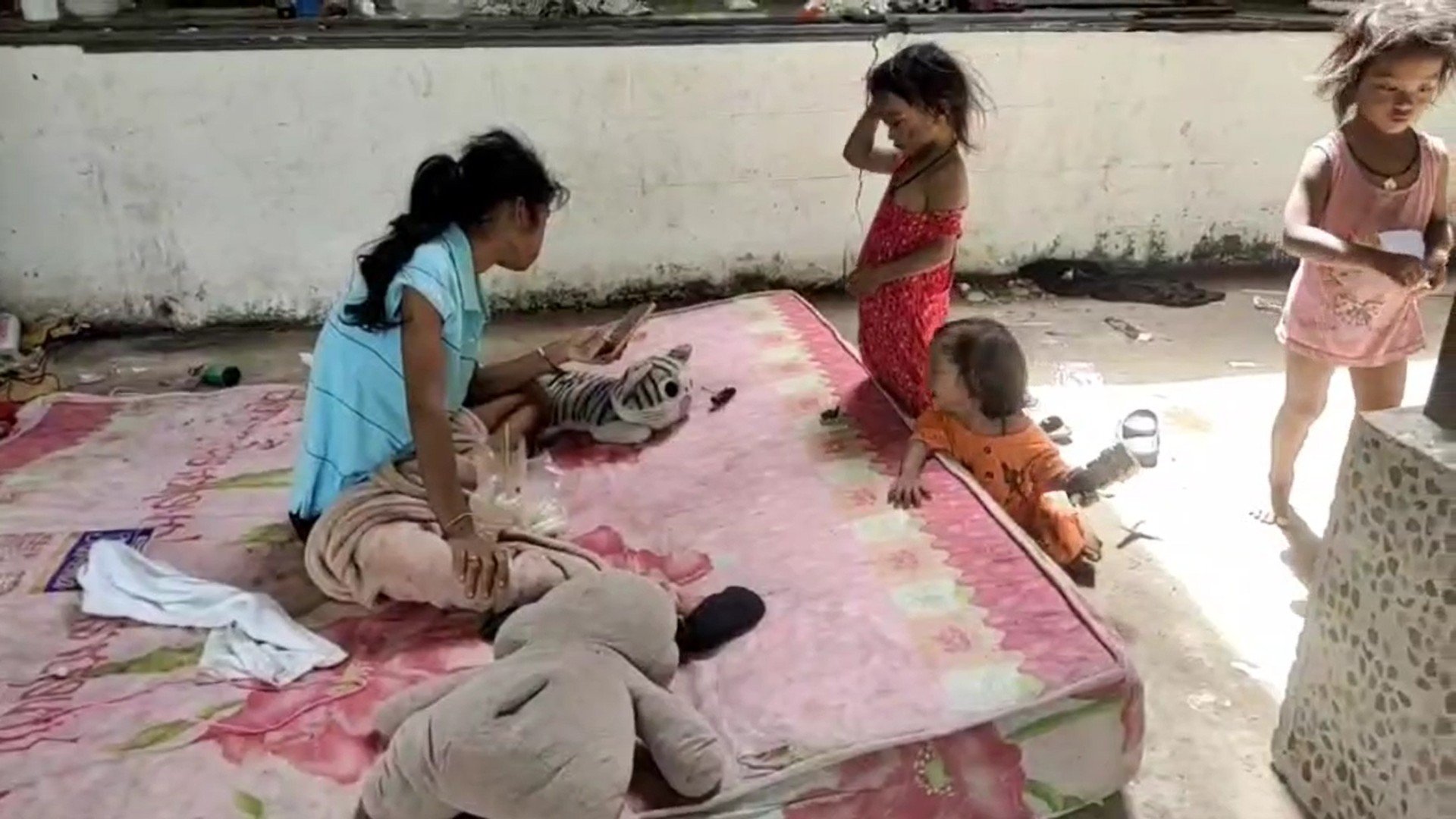 ช่วยเด็กอดอยากผอมโซและเด็กพิการถูกล่ามเชือก พ่อแม่ตกงานอาศัยนอนศาลาการเปรียญเก่า
