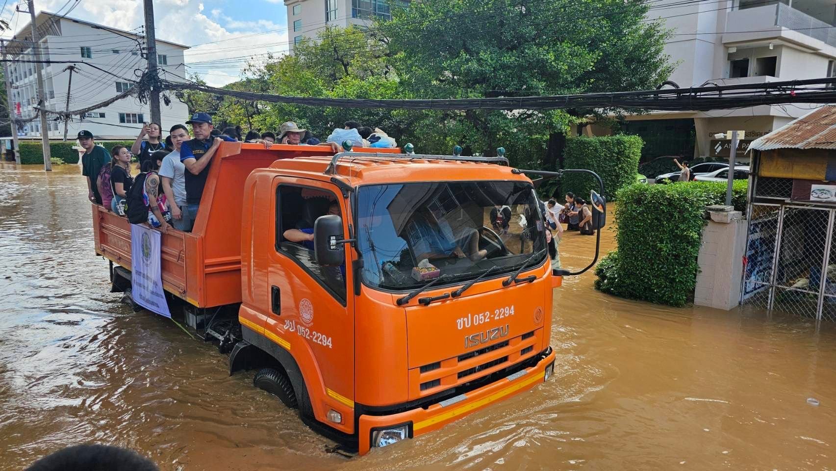ชป.เร่งระบายน้ำเชียงใหม่ต่อเนื่อง คาดน้ำปิงต่ำกว่าตลิ่งคืนนี้
