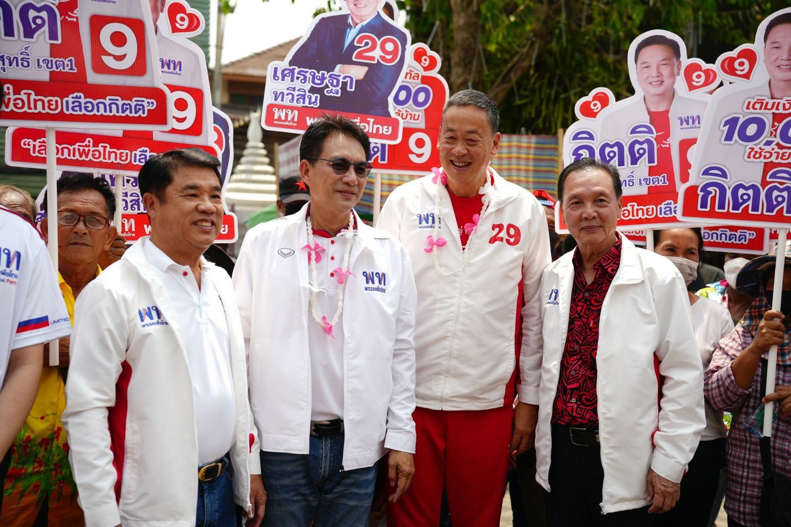 “เศรษฐา” เดินสายทำบุญรับสงกรานต์ พระให้พรขอให้แลนด์สไลด์