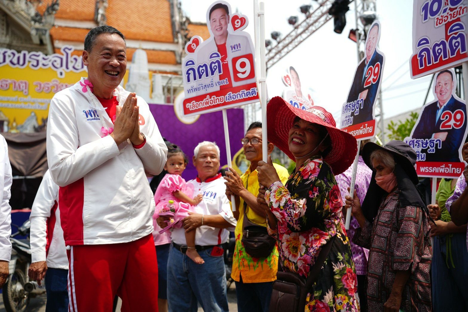 “เศรษฐา” เดินสายทำบุญรับสงกรานต์ พระให้พรขอให้แลนด์สไลด์