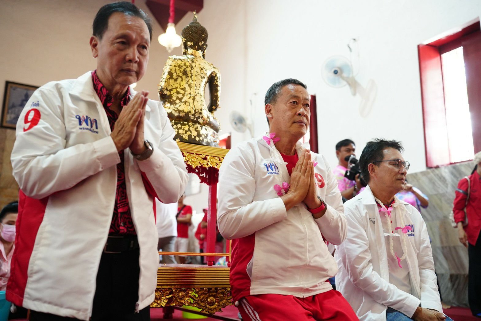 “เศรษฐา” เดินสายทำบุญรับสงกรานต์ พระให้พรขอให้แลนด์สไลด์