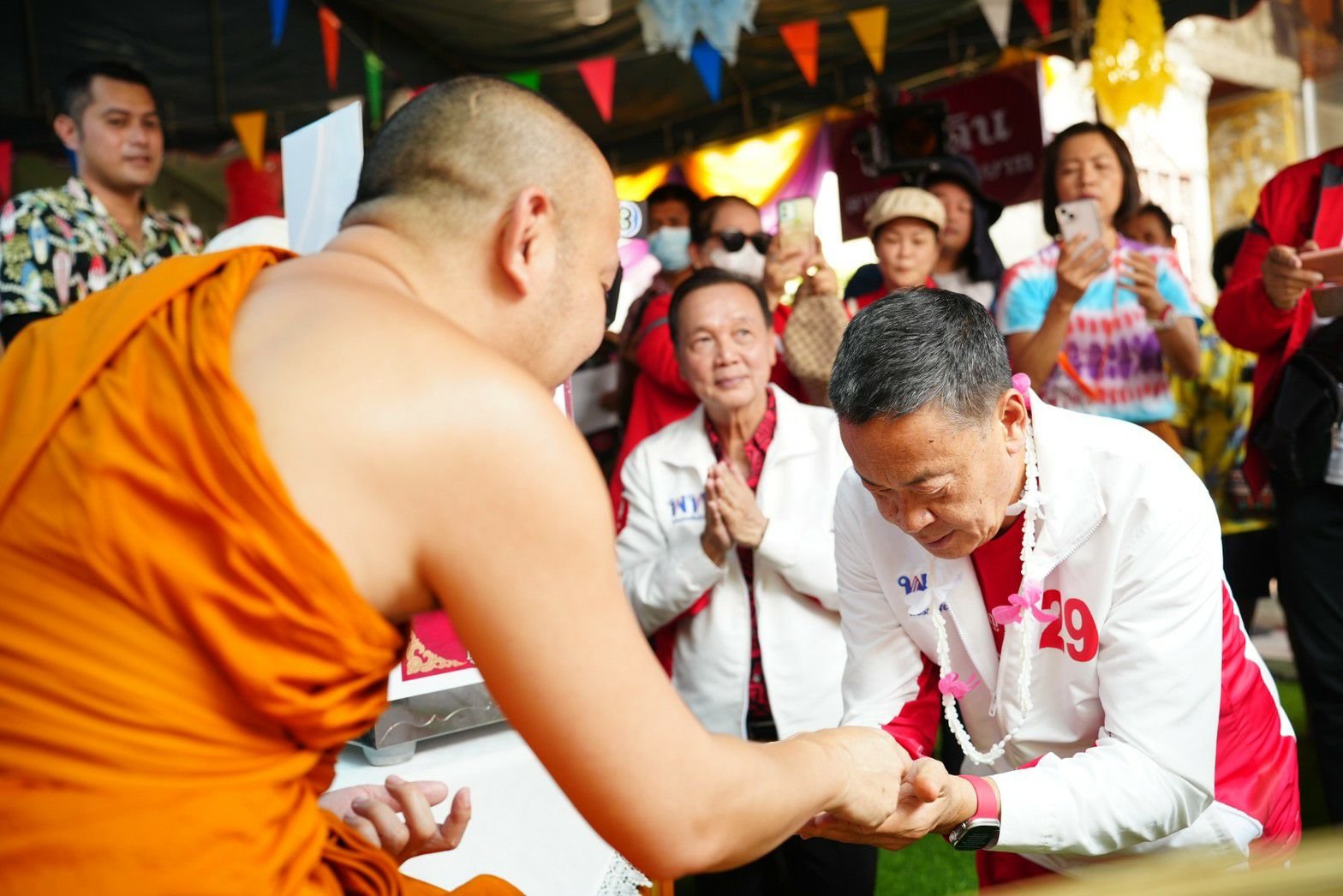 “เศรษฐา” เดินสายทำบุญรับสงกรานต์ พระให้พรขอให้แลนด์สไลด์