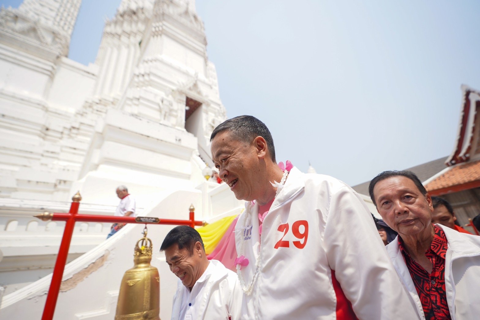 “เศรษฐา” เดินสายทำบุญรับสงกรานต์ พระให้พรขอให้แลนด์สไลด์