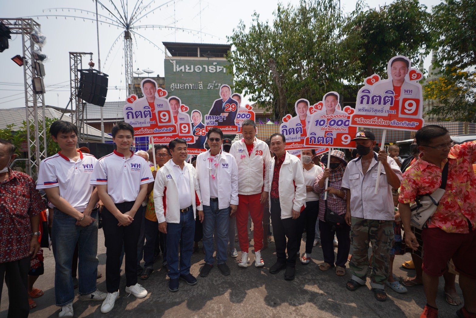 “เศรษฐา” เดินสายทำบุญรับสงกรานต์ พระให้พรขอให้แลนด์สไลด์