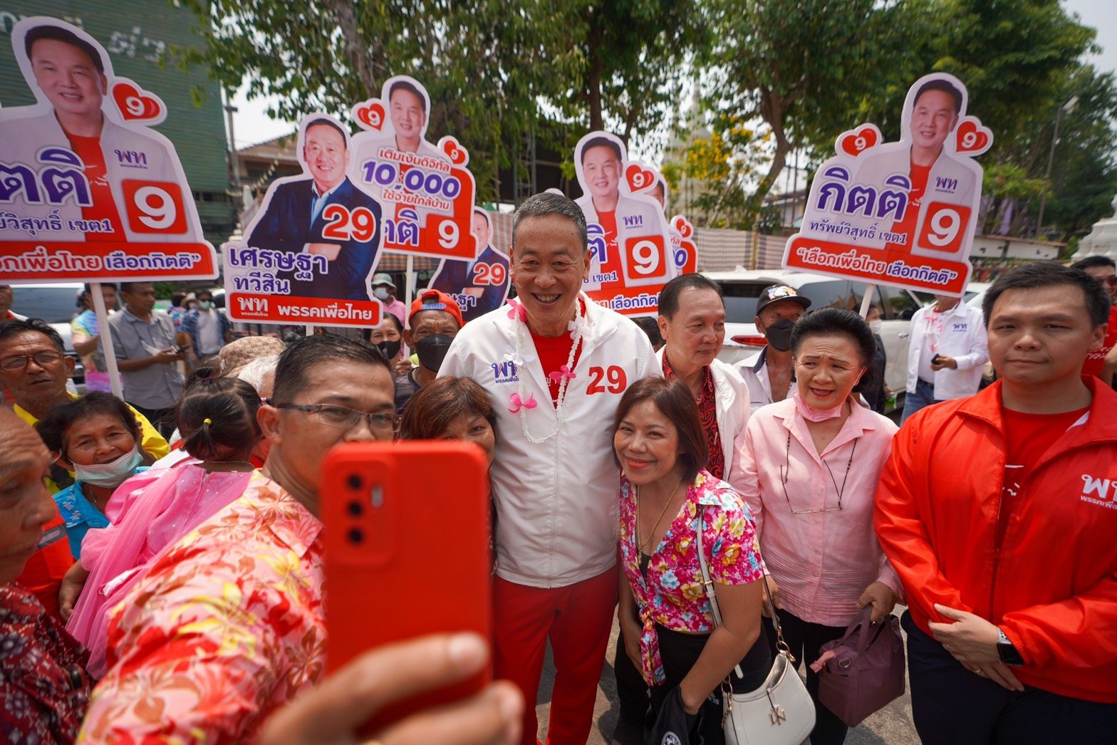 “เศรษฐา” เดินสายทำบุญรับสงกรานต์ พระให้พรขอให้แลนด์สไลด์