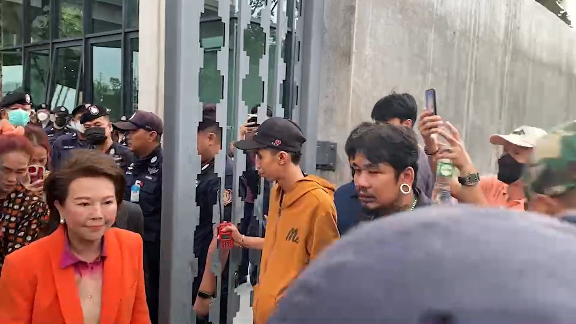 “กังฟู” หัวหน้าพรรคเพื่อไทรวมพลัง “เจี๊ยบ อมรรัตน์” แกนนำพรรคก้าวไกล พบปะให้กำลังใขมวลชน หลัง “พิธา” แพ้โหวต