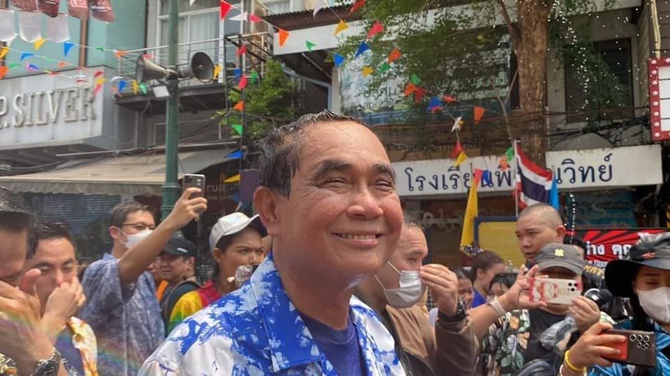 “ประยุทธ์” นำทีมพรรคฯไหว้สิ่งศักดิ์สิทธิ์ แฟนคลับแห่รอตะโกนเชียร์ “รักลุงตู่“
