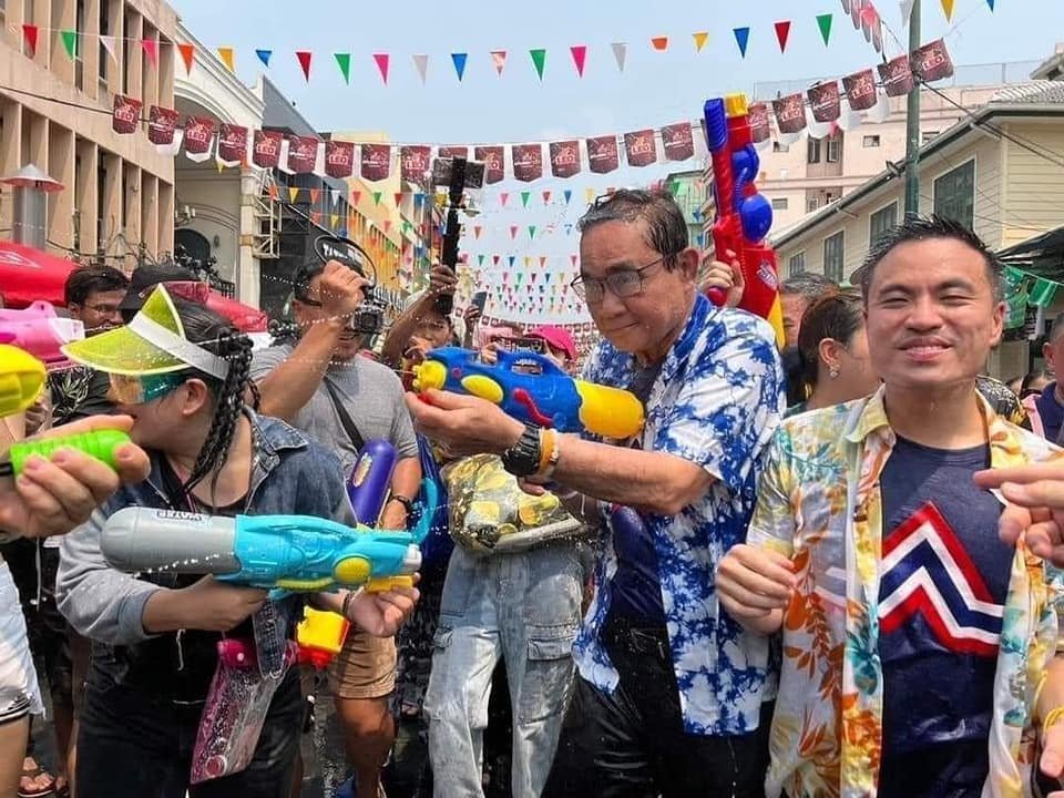 “ประยุทธ์” นำทีมพรรคฯไหว้สิ่งศักดิ์สิทธิ์ แฟนคลับแห่รอตะโกนเชียร์ “รักลุงตู่“