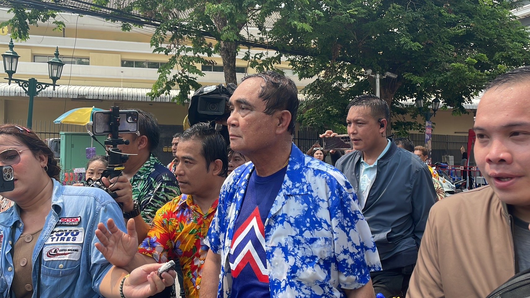 “ประยุทธ์” นำทีมพรรคฯไหว้สิ่งศักดิ์สิทธิ์ แฟนคลับแห่รอตะโกนเชียร์ “รักลุงตู่“
