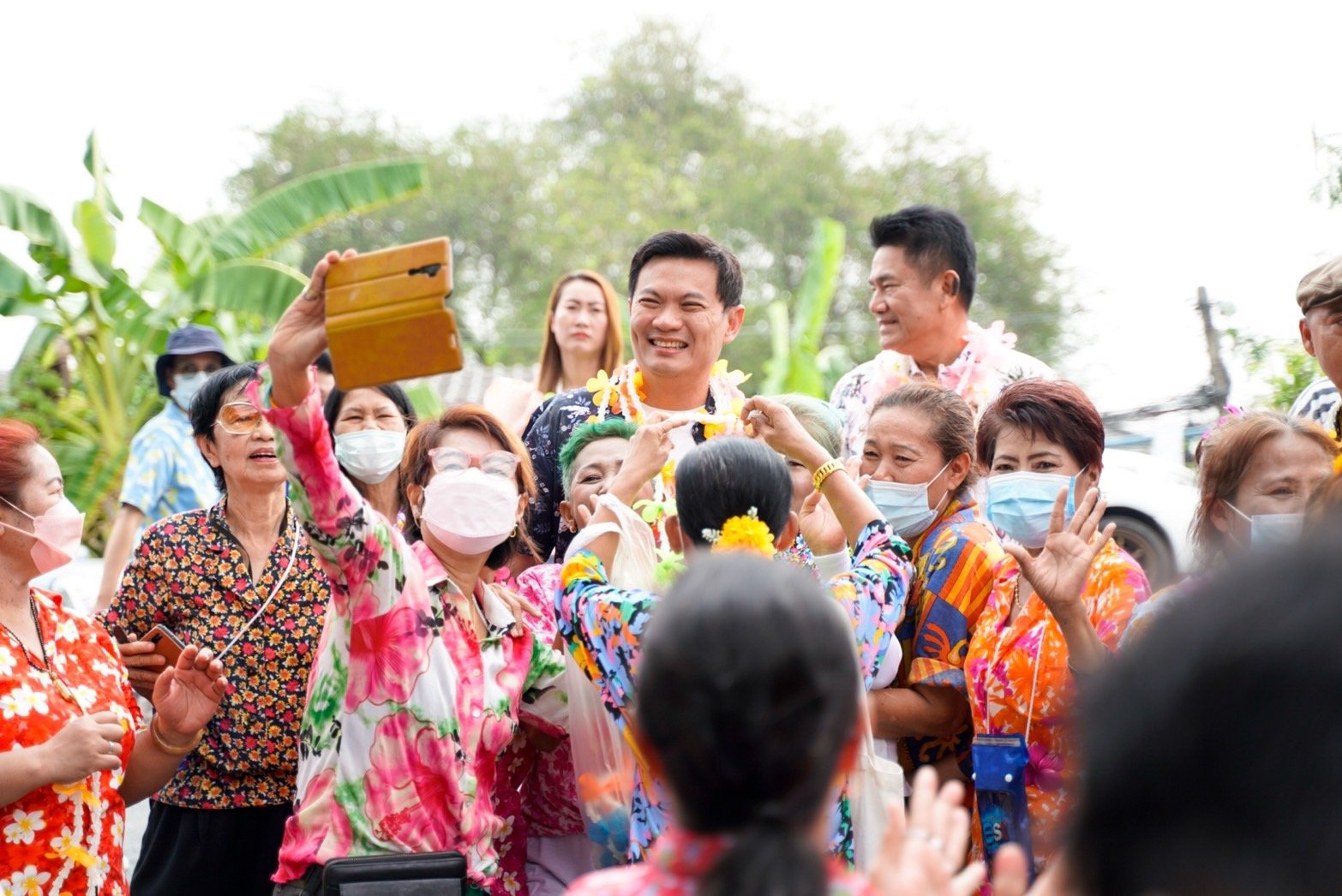 “จุรินทร์” อวยพรคนไทยในวันครอบครัว ขึ้นรถแห่ช่วยผู้การแต้มหาเสียง