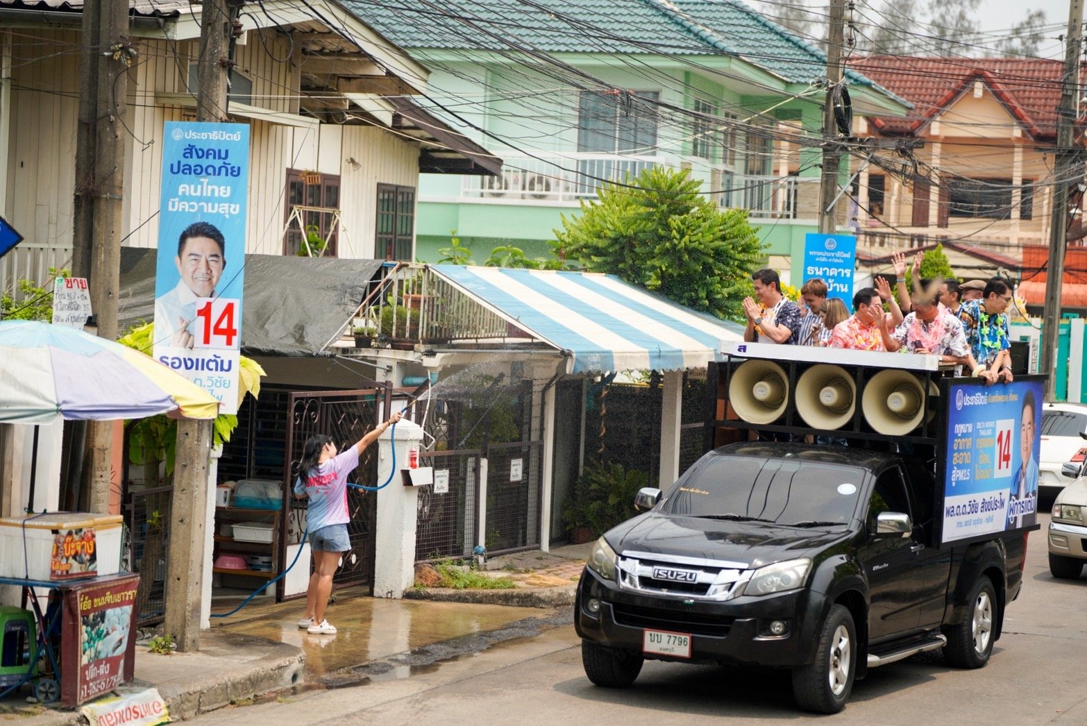 “จุรินทร์” อวยพรคนไทยในวันครอบครัว ขึ้นรถแห่ช่วยผู้การแต้มหาเสียง