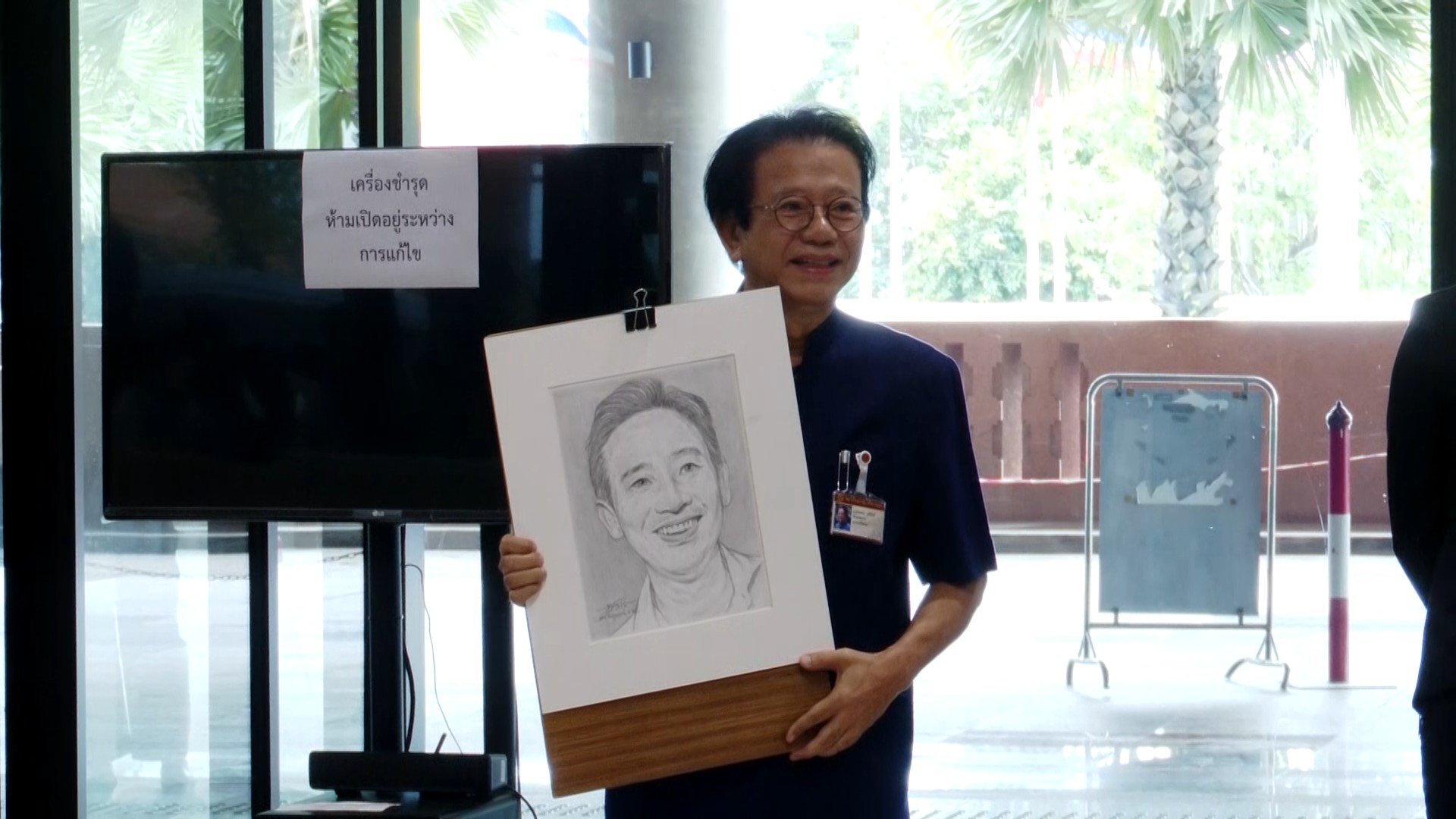 “หมอทศพร” กอดรูปวาด “พิธา” เข้าร่วมประชุมรัฐสภา คาดหวังได้นายกฯ คนที่ 30