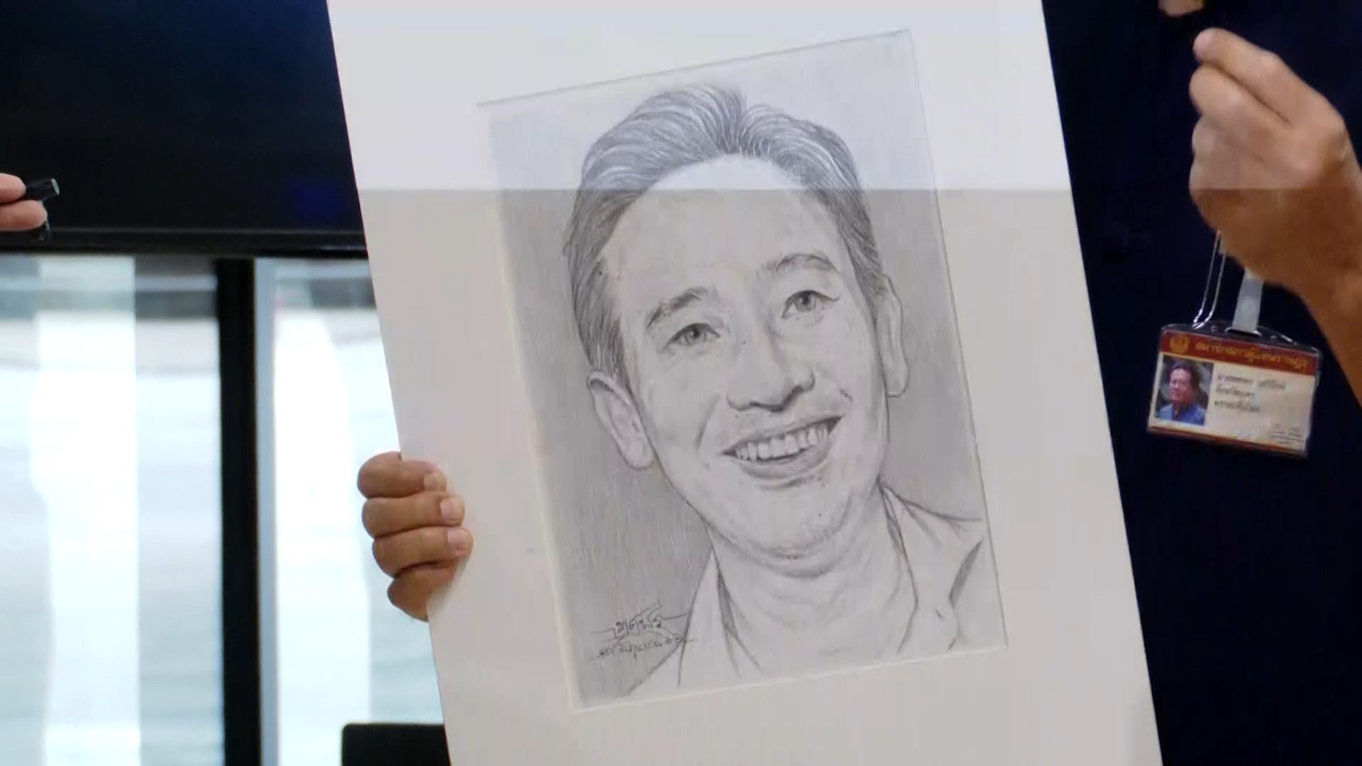 “หมอทศพร” กอดรูปวาด “พิธา” เข้าร่วมประชุมรัฐสภา คาดหวังได้นายกฯ คนที่ 30