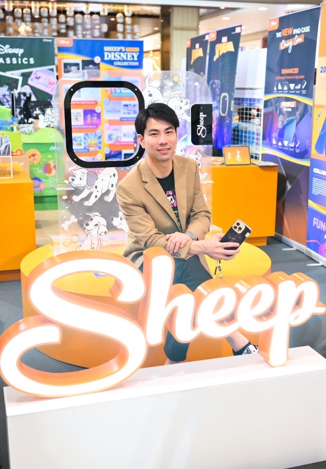 Sheep ปล่อยใยมัดใจแฟนพันธุ์แท้ยอดมนุษย์แมงมุม ชูลายเคสเรืองแสงขยับได้ 