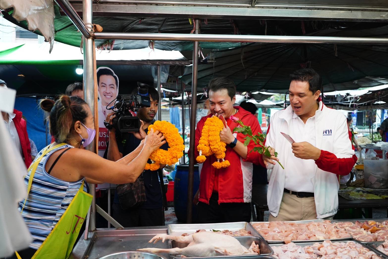 “เพื่อไทย” เยือนตลาดกลางดินแดง ชาวบ้านบ่นระงม “รัฐบาลลุงตู่แพงทุกอย่าง”