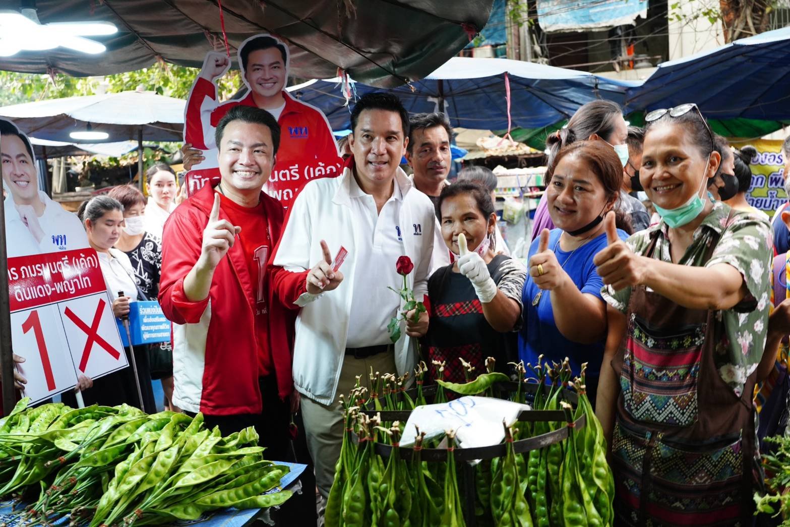 “เพื่อไทย” เยือนตลาดกลางดินแดง ชาวบ้านบ่นระงม “รัฐบาลลุงตู่แพงทุกอย่าง”
