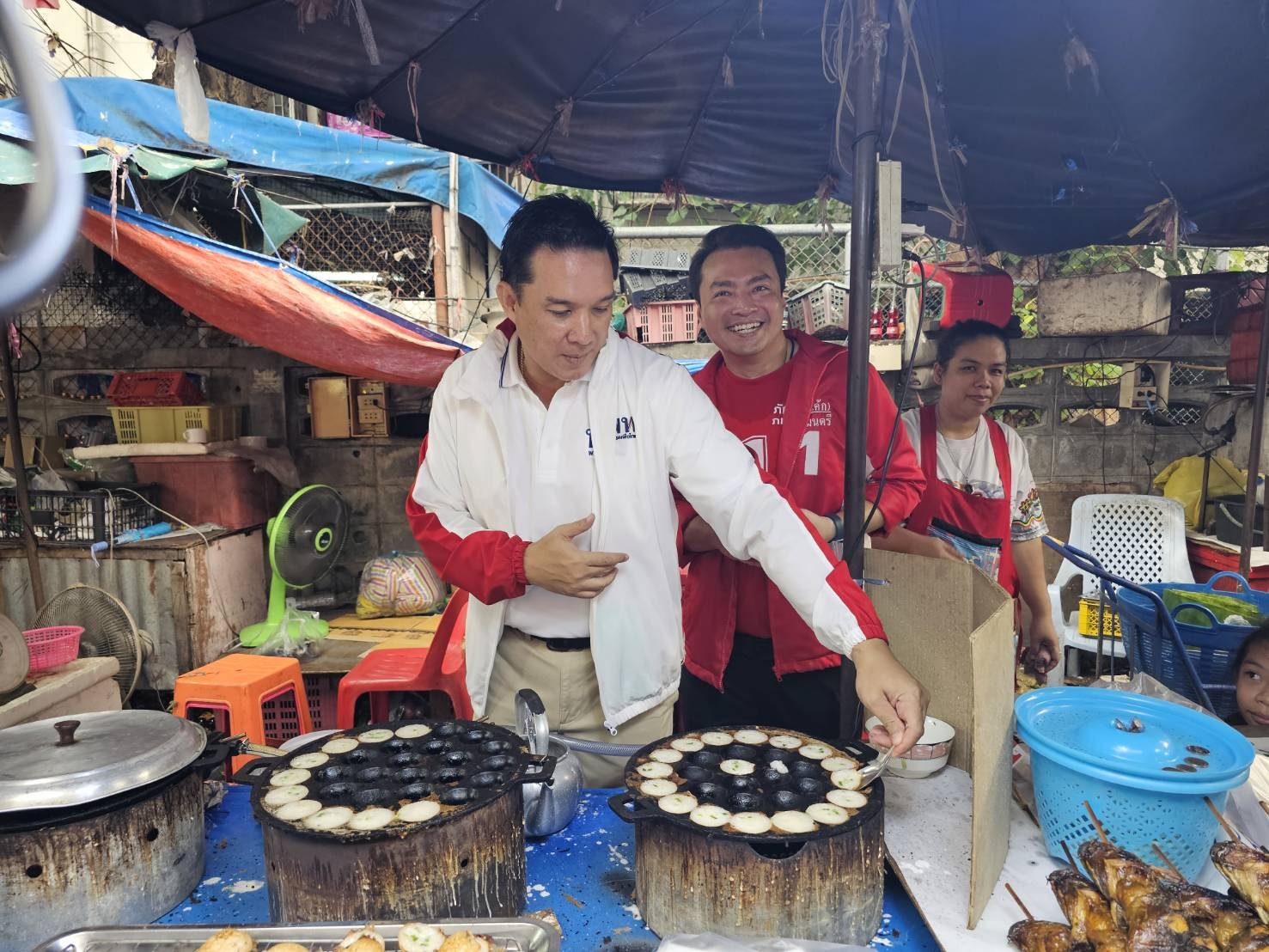 “เพื่อไทย” เยือนตลาดกลางดินแดง ชาวบ้านบ่นระงม “รัฐบาลลุงตู่แพงทุกอย่าง”