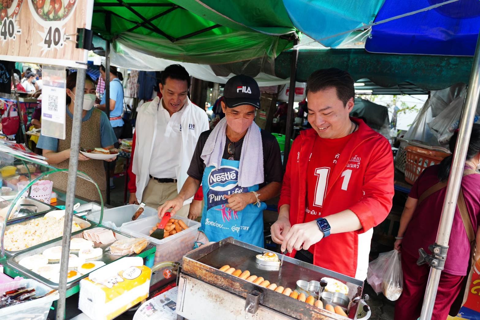 “เพื่อไทย” เยือนตลาดกลางดินแดง ชาวบ้านบ่นระงม “รัฐบาลลุงตู่แพงทุกอย่าง”